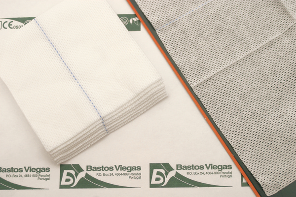 Vliesstoffkompressen mit Y-Schlitz