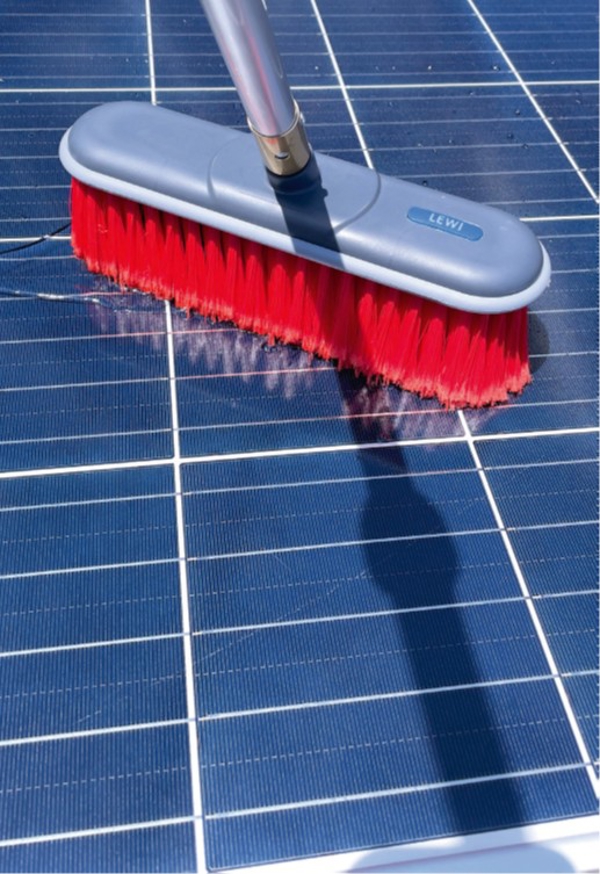 LEWI Waschbürste Solar mit Wasserdurchlauf